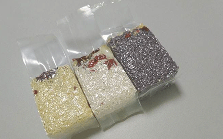 真空包裝袋為增加其性能通常采用多種材質(zhì)復(fù)合而成，常見的復(fù)合方法有：干法復(fù)合、擠出復(fù)合、共擠出復(fù)合、無溶劑復(fù)合、涂布復(fù)合、蒸鍍復(fù)合、熱熔膠復(fù)合等。其中干法復(fù)合是國內(nèi)復(fù)合真空包裝袋材料生產(chǎn)中應(yīng)用較為廣泛的，那么，真空包裝袋為什么大多采用干法復(fù)合？